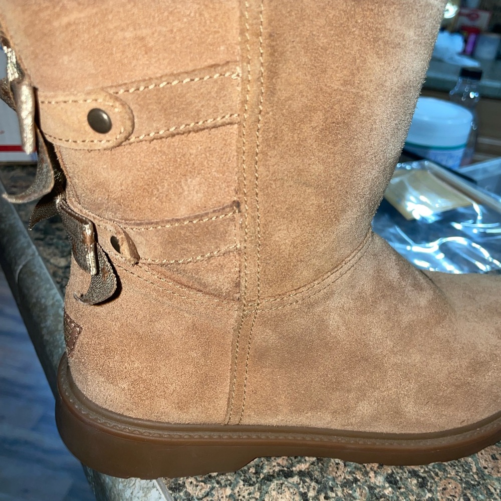 Ugg size 4 in excellent used condition